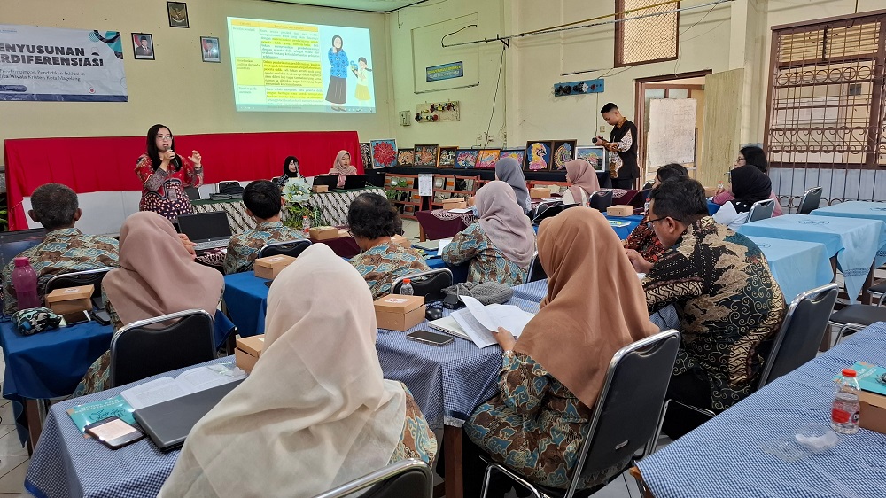 Dosen dan mahasiswa Untidar memberikan pelatihan penyusunan modul ajar berdiferensiasi kepada para tenaga pendidik dan kependidikan di SMK Satria dan SMK Kristen Bhakti Medika Wiyata (BMW).