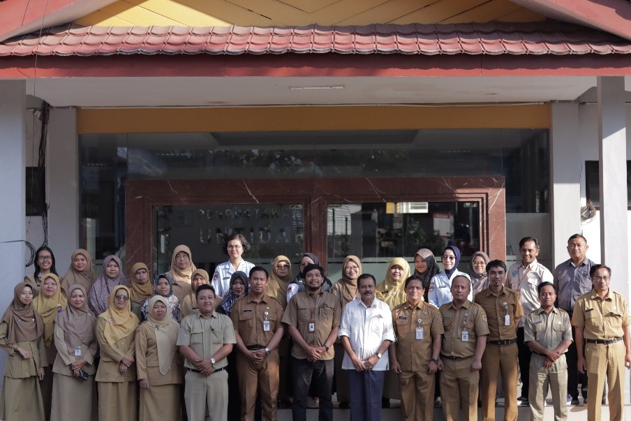 Dosen FKIP Untidar, Dr. Drs. Hari Wahyono, M.Pd. dan Delfiyan Widiyanto, S.Pd., M.Pd. foto bersama dengan anggota MGMP Pendidikan Pancasila Kabupaten Magelang.