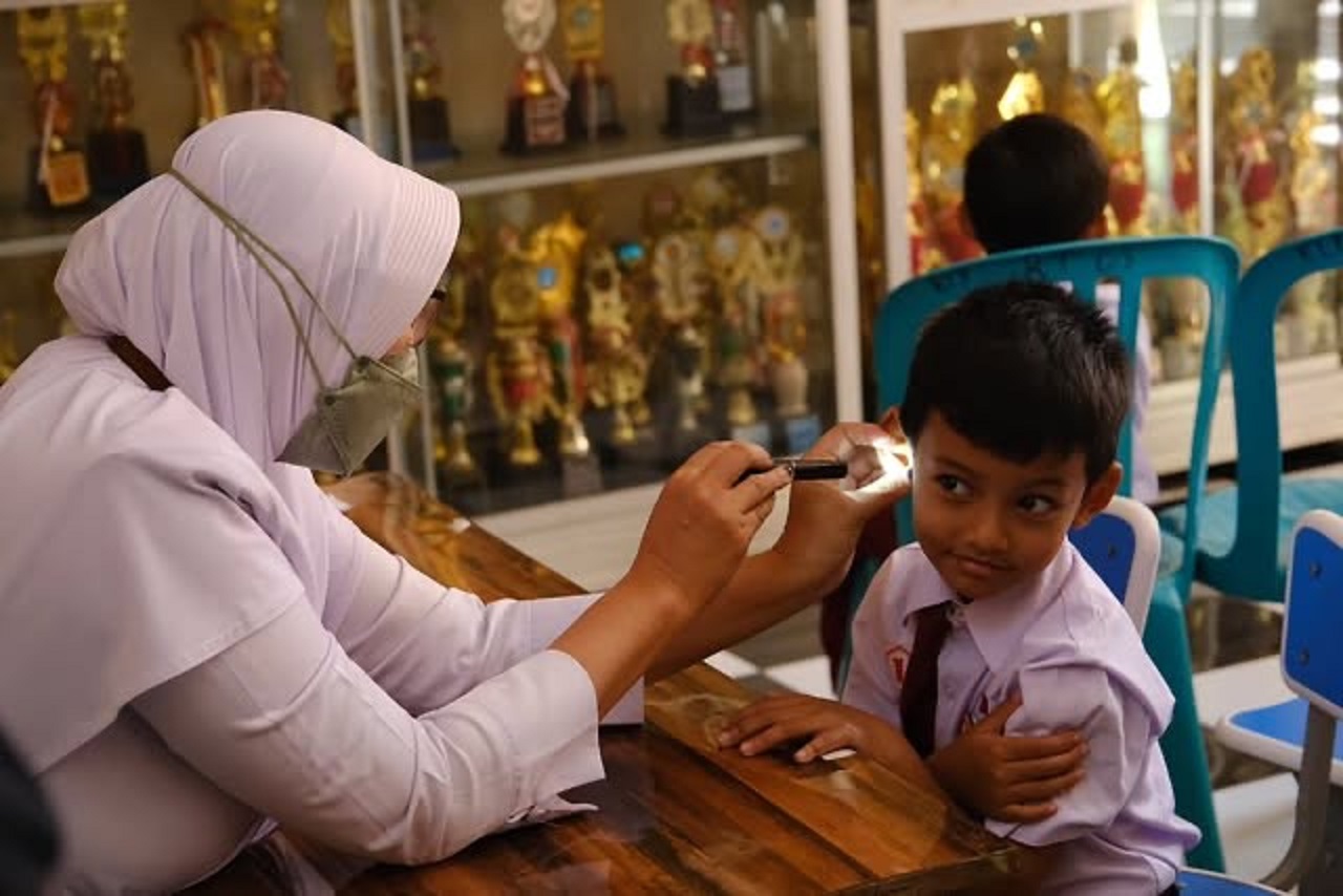 Siswa SD di Temanggung diperiksa telinganya dalam cek kesehatan gratis, Senin (4/8/2025).
