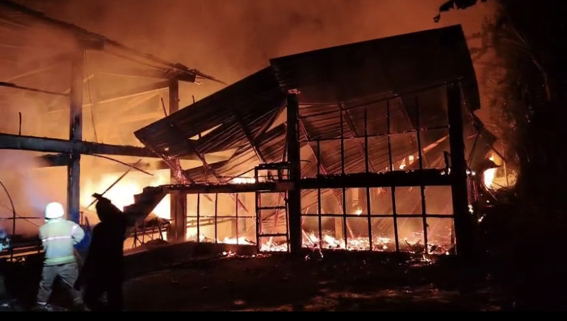 Petugas Damkar Temanggung berusaha memadamkan api dalam kebakaran di kandang ayam Desa Nglorog, Pringsurat, Senin (4/8/2025).