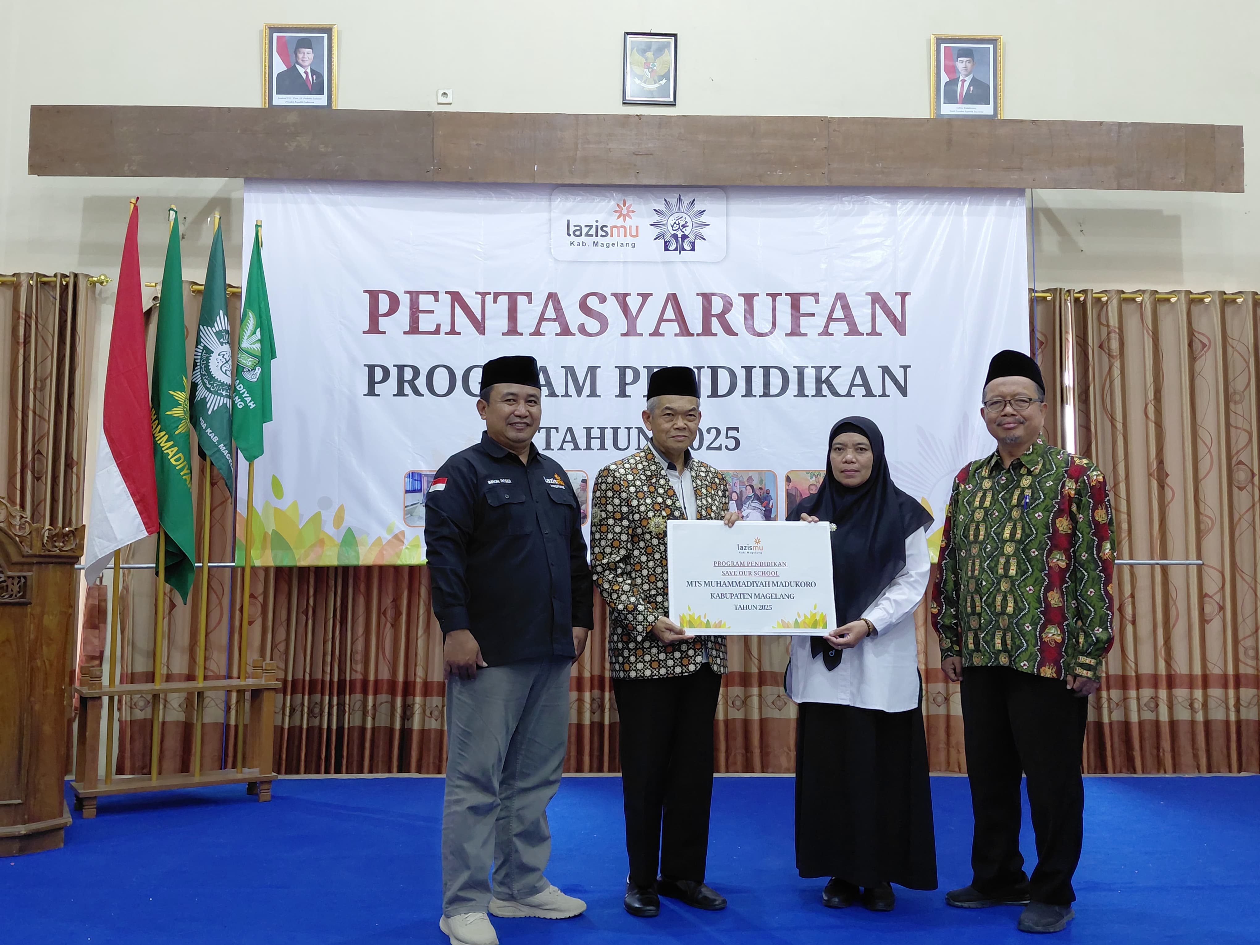 Ketua PDM Kabupaten Magelang HM Nasirudin MA, menyerahkan bantuan pendidikan didampingi Ketua Badan Pengurus Harian Lazismu H Imron Rosidi dan Ketua Dikdasmen & PNF Drs Muh Rofi, MPd, Senin (4/8/2025)