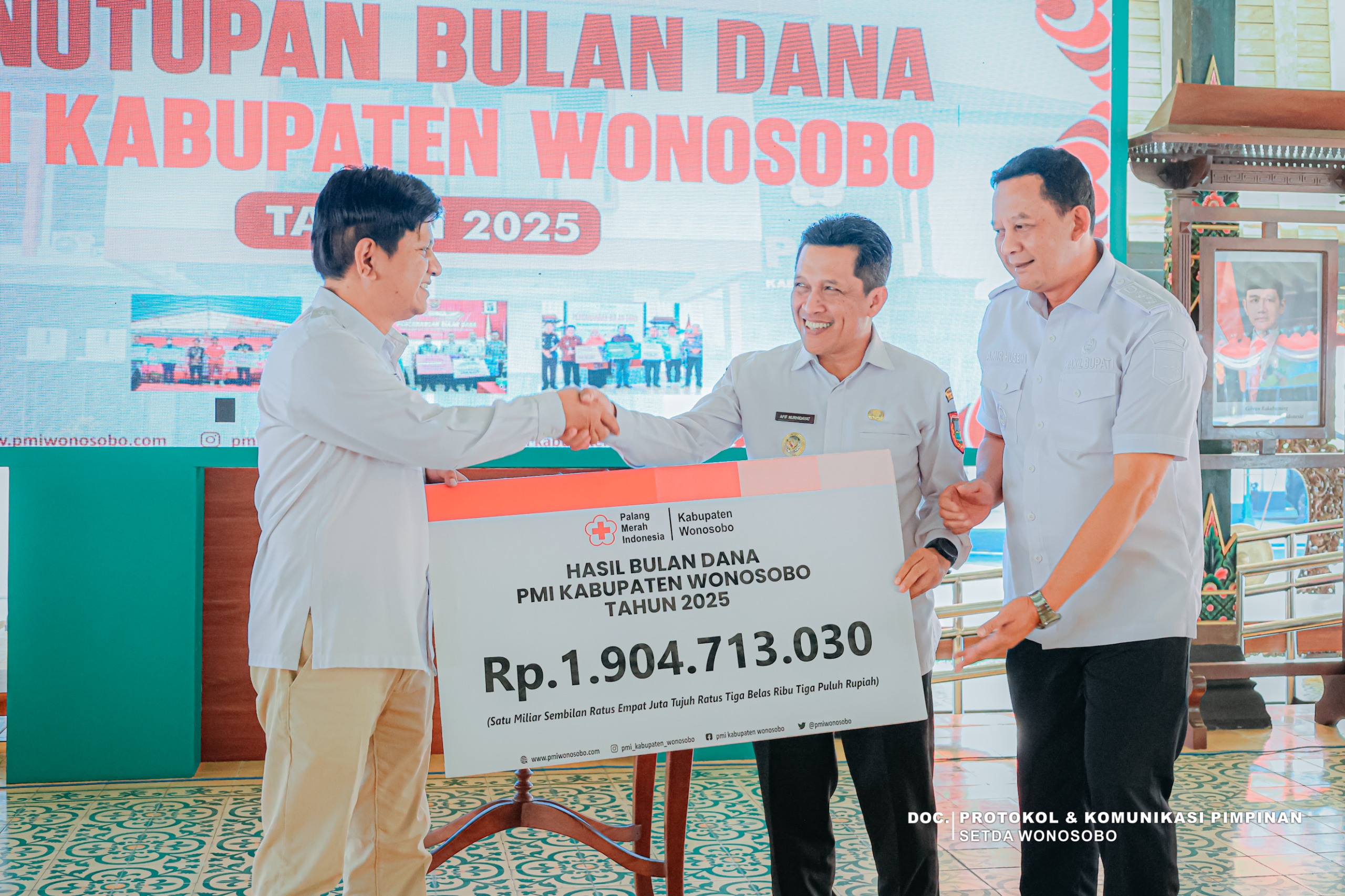 Bupati Wonosobo Afif Nurhidayat dan Wakil Bupati Amir Husein menerima capaian bulan dana PMI 2025 dari Ketua PMI Wonosobo Heru Kurniawan, Rabu (6/8) di Pendopo Kabupaten.
