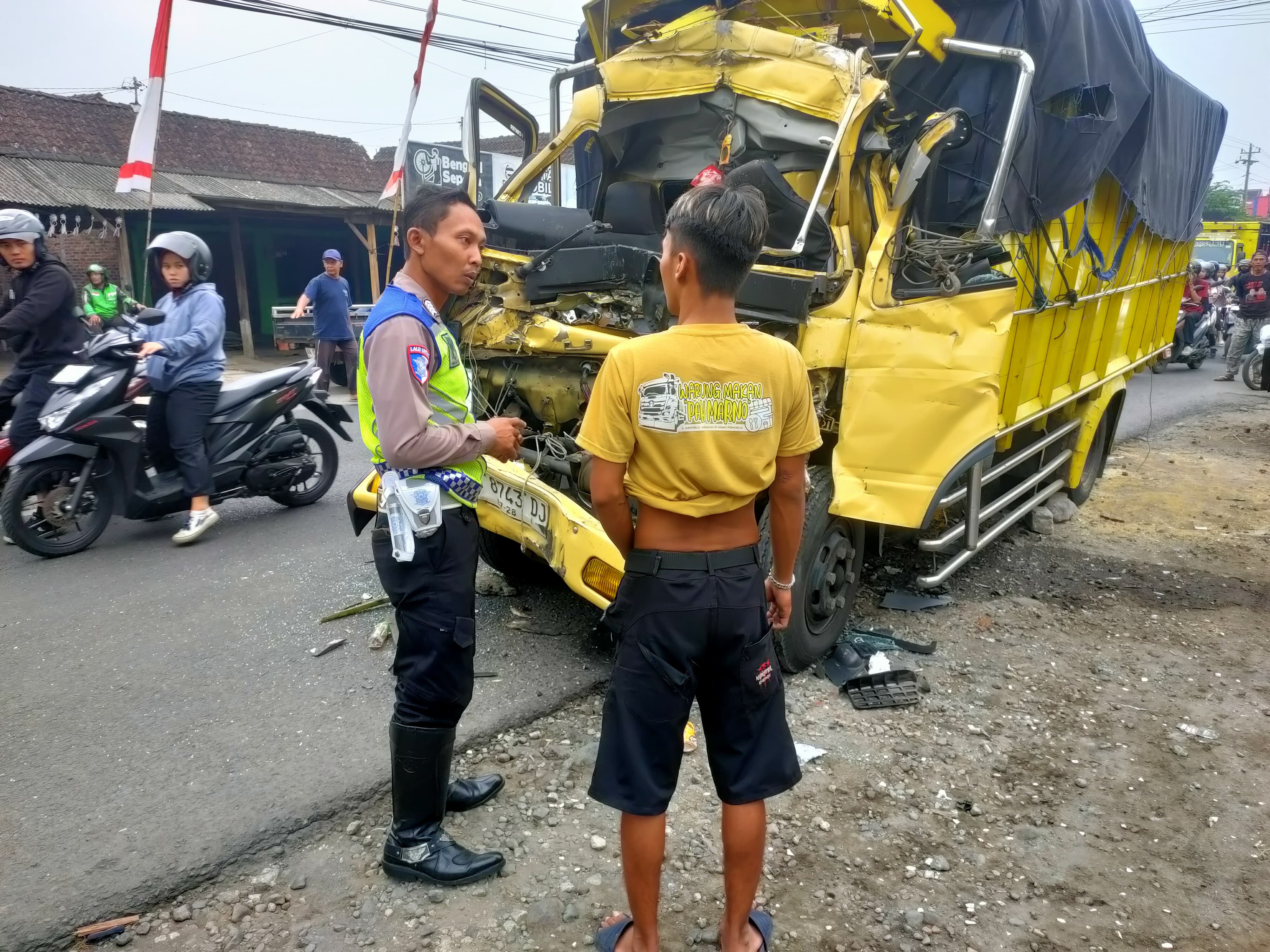Petugas Satlantas Polresta Magelang saat melakukan olah TKP di lokasi kecelakaan di depan Pasar Jambu, Tempuran.