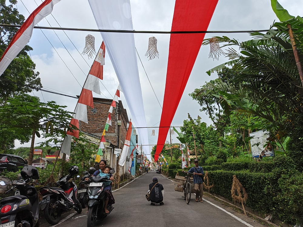 Bendera merah putih sepanjang 100 meter dibentangkan di sepanjang jalan Dusun Bagongan, Desa Sukorejo, Kecamatan Mertoyudan, Kabupaten Magelang.