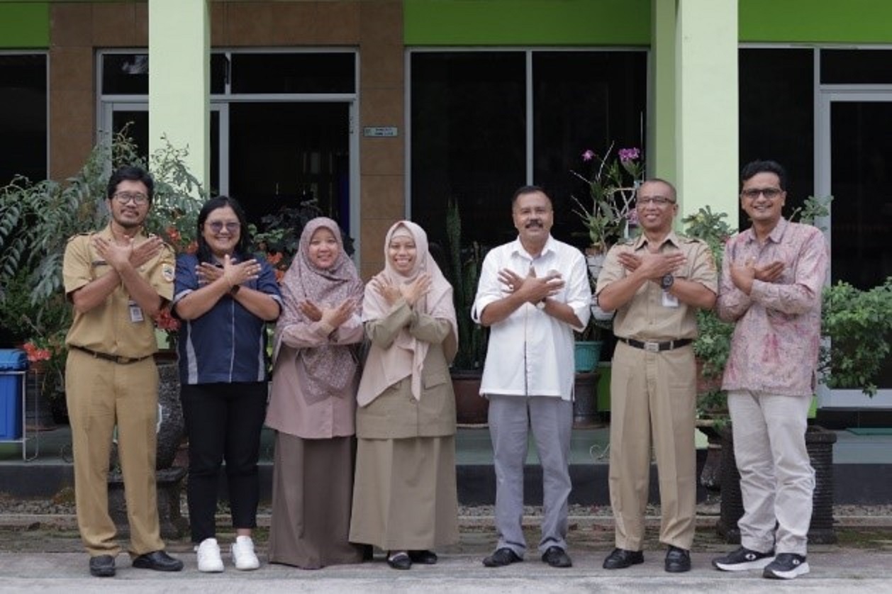 Bergaya Elang Tidar, pengurus MGMP PkN, Matematika, dan  Bahasa Indonesia Kabupaten Magelang berfoto bersama narasumber usai lokakarya.