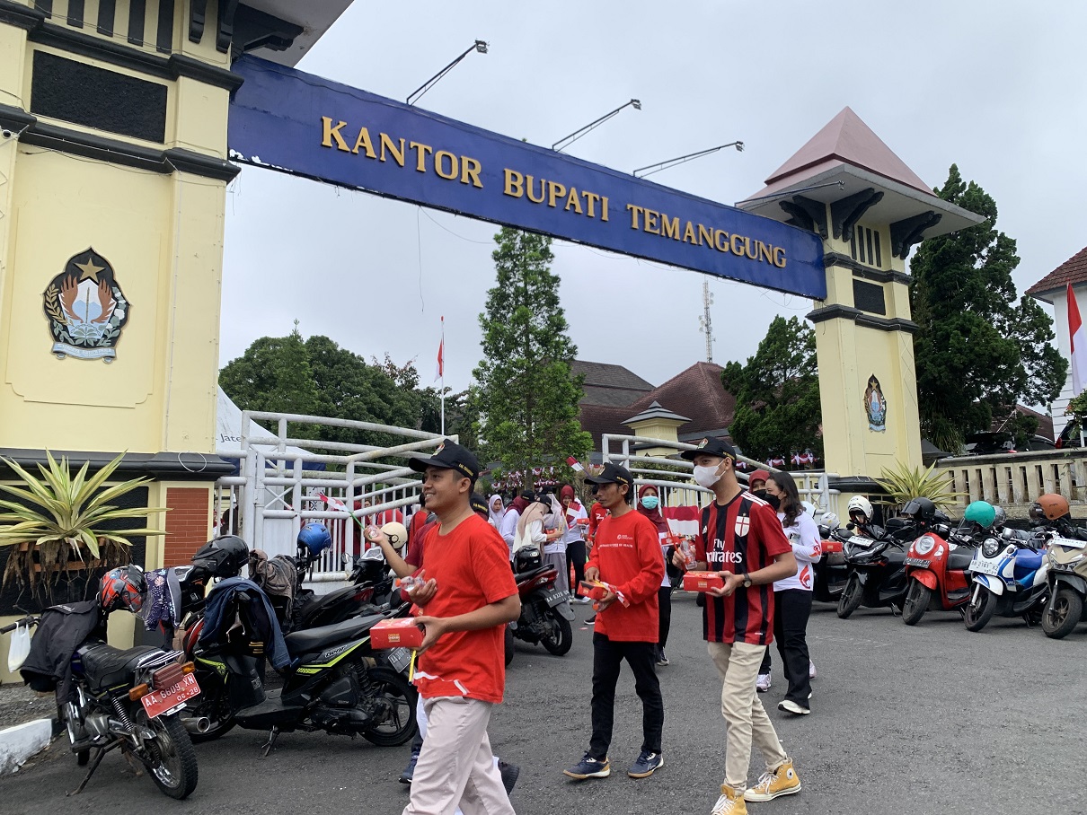 ASN Temanggung saat melakukan aksi sosial dalam rangka peringatan Hari Kemerdekaan, Jumat (8/8/2025).
