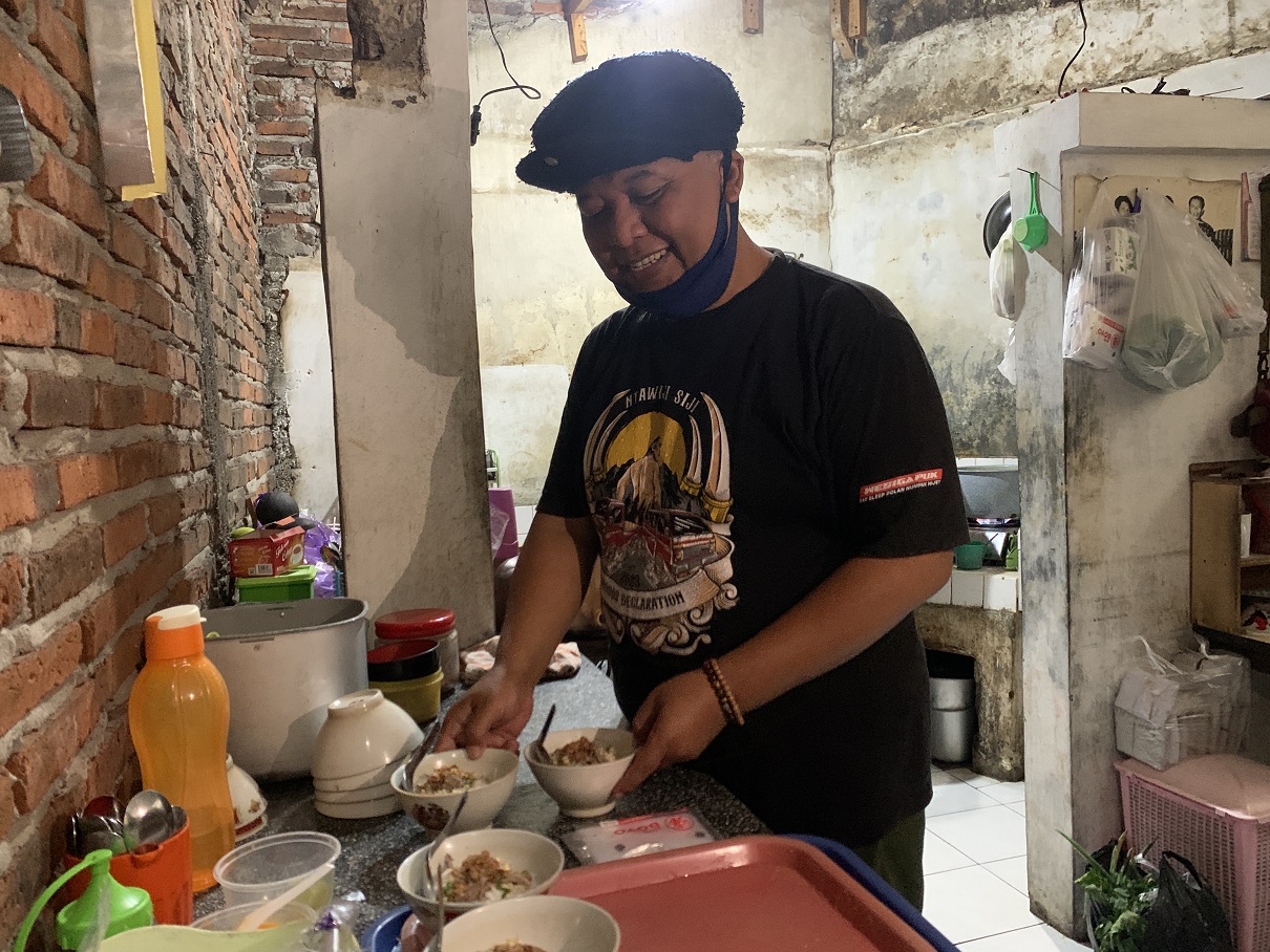 Heri Handoko, pemilik warung Soto Kwali Armasta Temanggung, menyiapkan menu pesanan pelanggan.