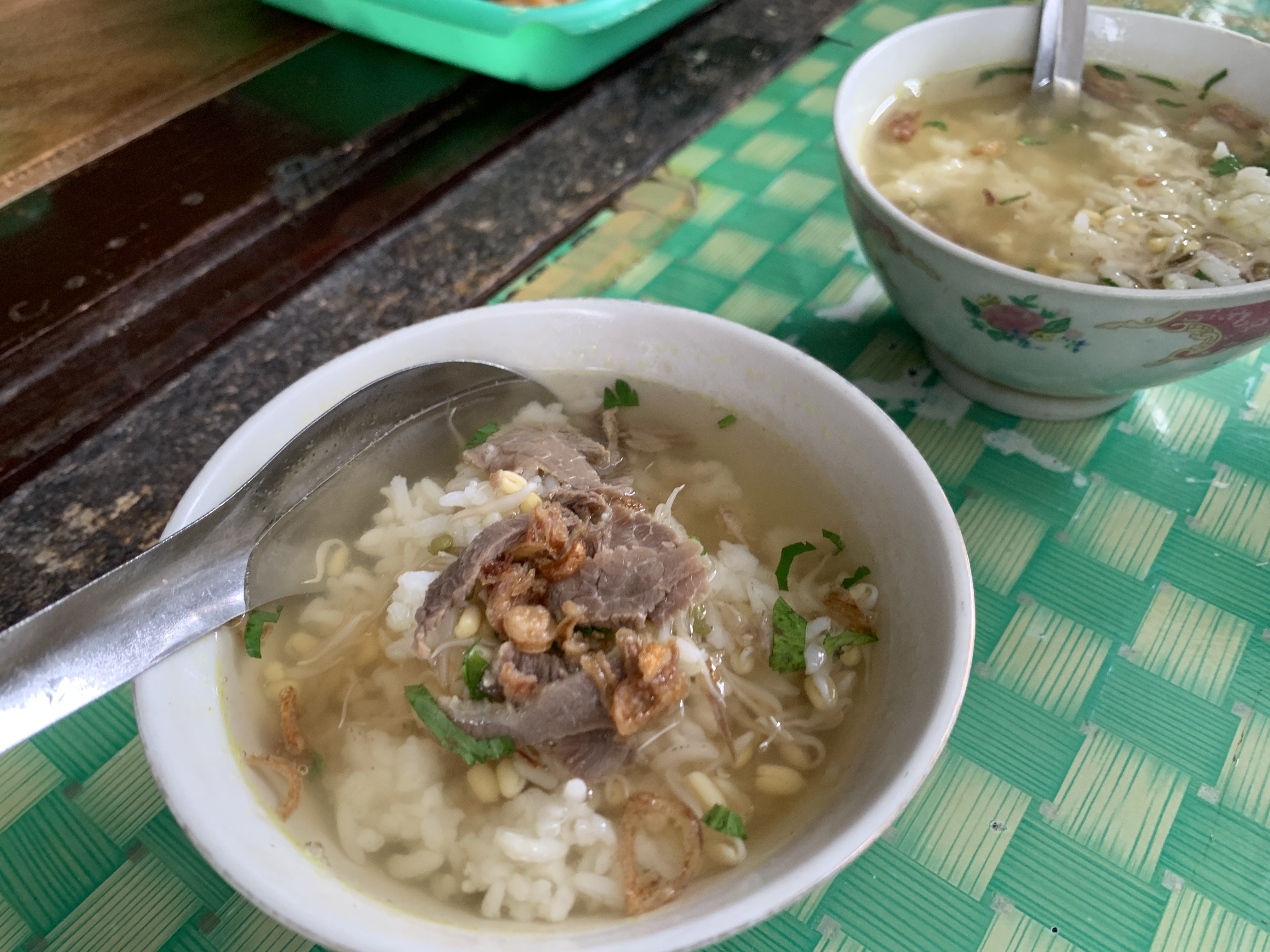 Soto Kwali Armasta berkuah bening segar.