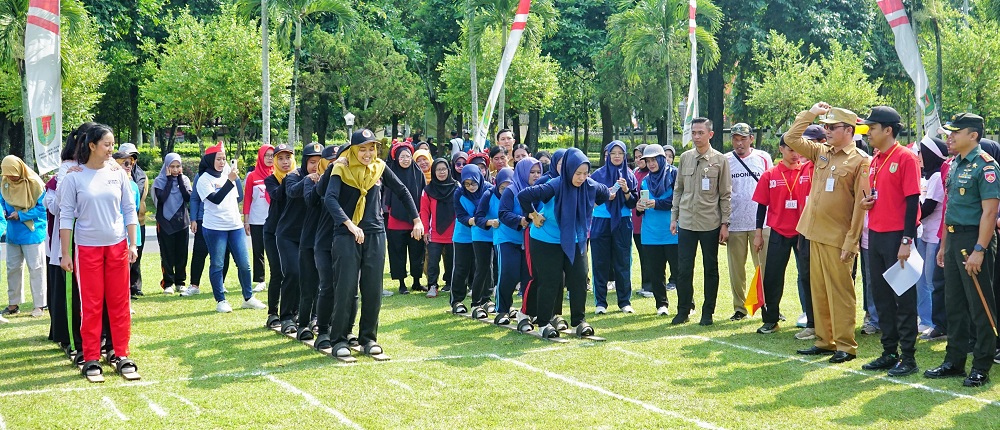 Bupati Magelang Grengseng Pamuji melepas peserta lomba balap terompah panjang para ASN yang digelar di halaman Setda Kabupaten Magelang, Senin (11/8/2025).  &nbsp;