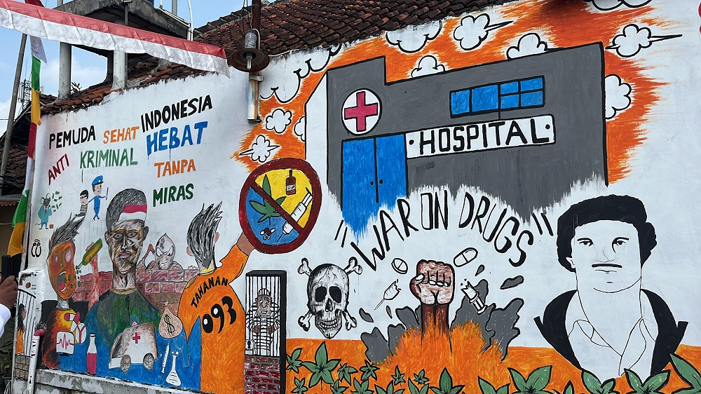 Mural antinarkoba di Desa Mertoyudan dalam rangka memeriahkan HUT Kemerdekaan RI ke-80.