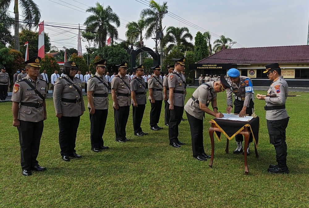 Kapolresta Magelang Kombes Pol Herbin Garbawiyata Jaya Sianipar memimpin upacara serah terima jabatan di halaman Polresta Magelang, Senin (11/8/2025).