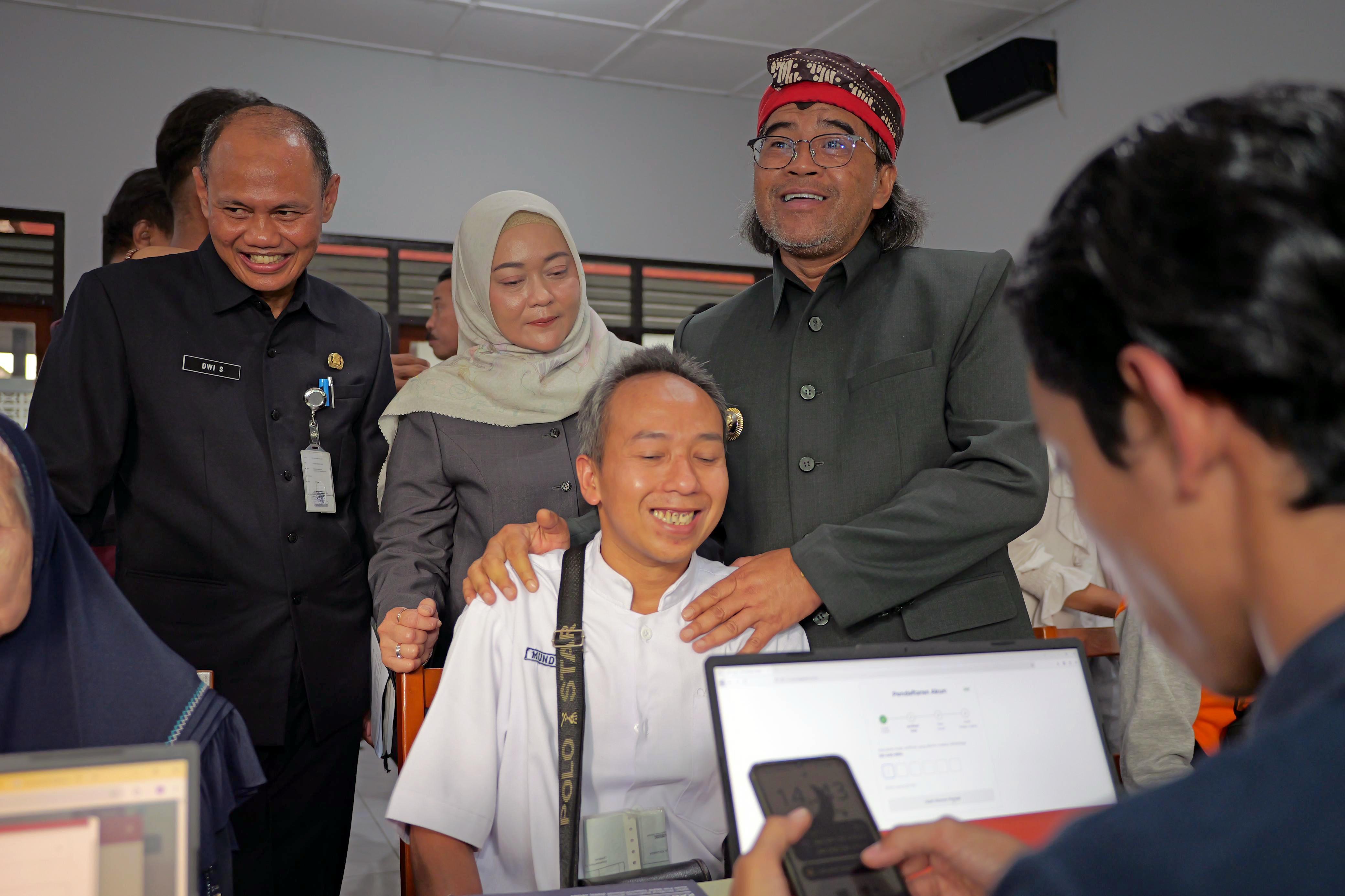 Bupati Temanggung Agus Setyawan bersama Ketua TP PKK Panca Dewi didampingi Kepala DPMPTSP Dwi Sukarmei saat meninjau layanan jempol boss bagi difabel.