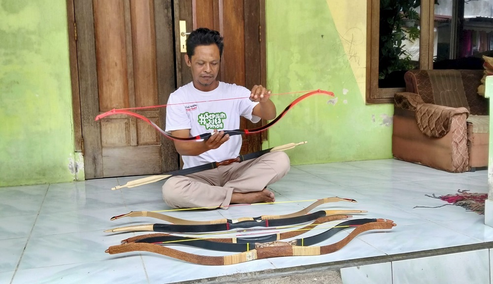 Triyono Aswad, warga Dusun Ketaron, Desa Tamanagung, Kecamatan Muntilan, Kabupaten Magelang berhasil mengembangkan usaha pembuatan alat panah jenis horsebow.