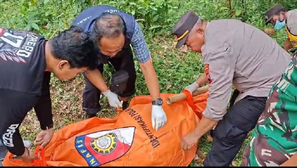 Petugas tengah mengevakuasi jenazah yang ditemukan di kebun Desa Dlimas Tegalrejo, Rabu (13/8/2025).