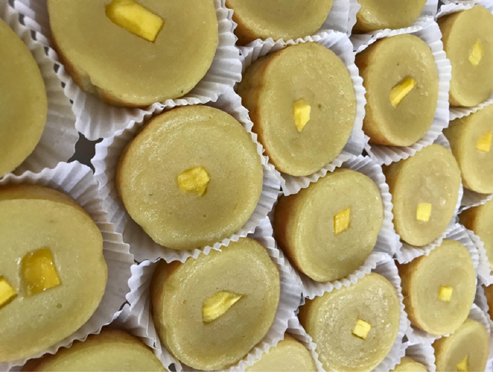 Kue lumpur, rasanya manis, tekstur lembutnya bikin lumer dimulut, juga aroma harum yang bikin makan lagi dan lagi.