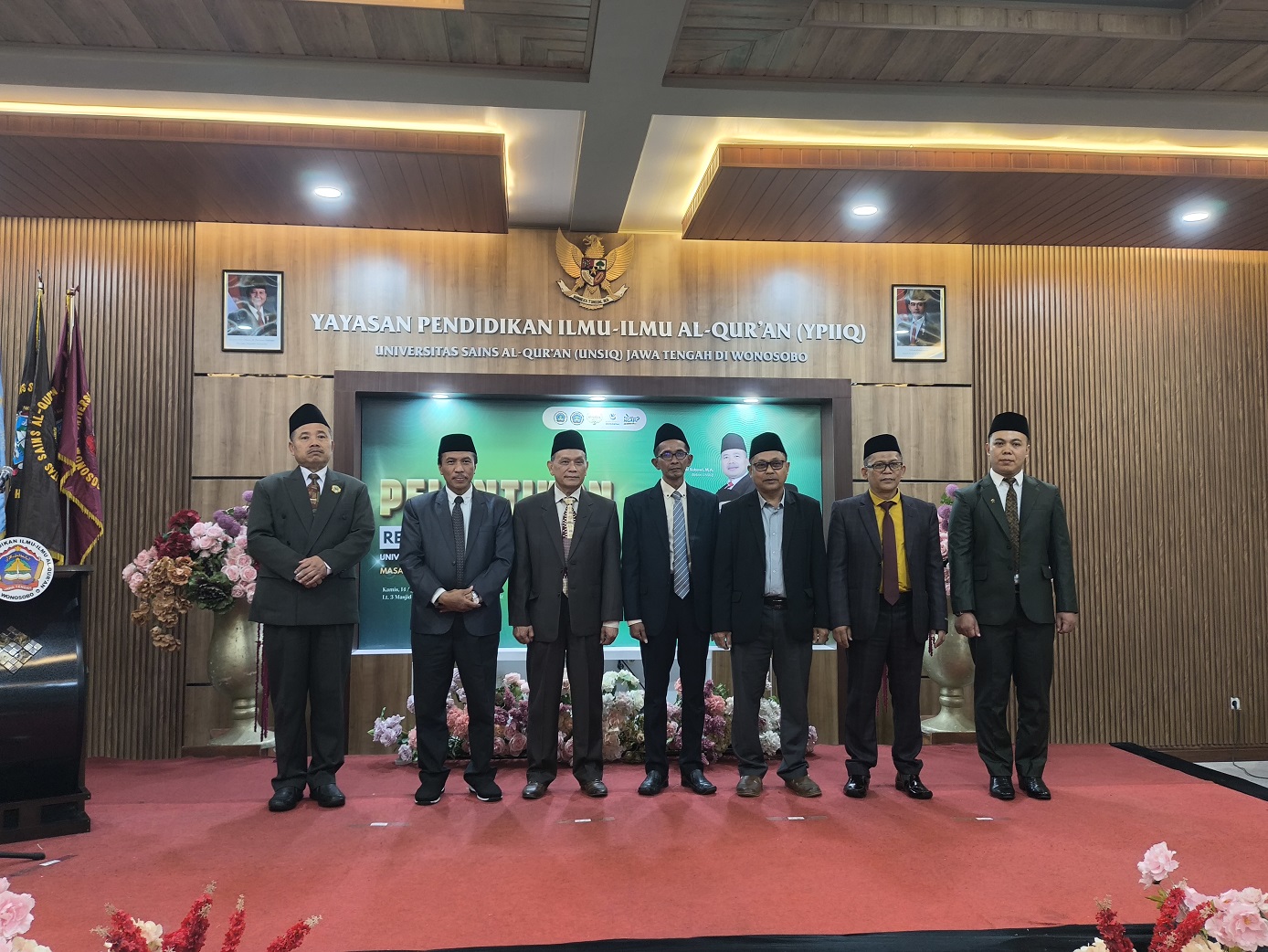 Dr Zaenal Sukawi bersama jajarannya usai dilantik untuk periode kedua kepemimpinannya di Masjid Muntaha, Kampus II Unsiq, Kamis (14/8/2025).