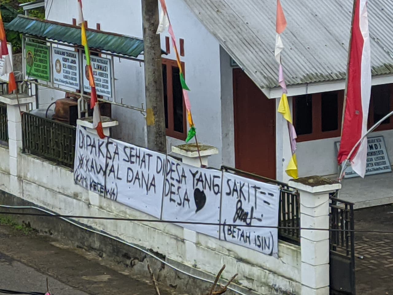 Tulisan bernada protes dari warga yang dipasang di depan kantor Desa Wonokerto, Leksono, Kabupaten Wonosobo.
