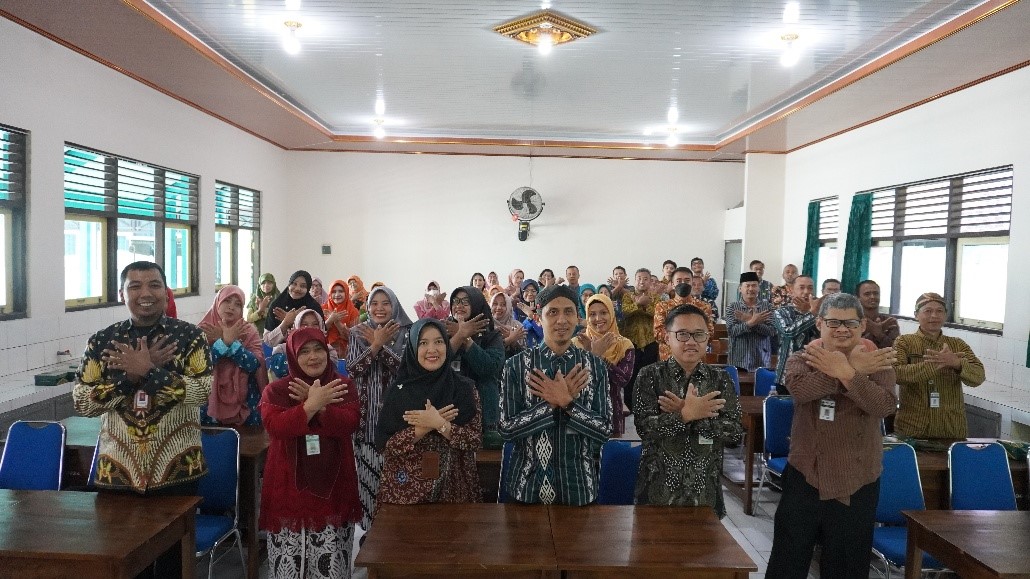 Tim dosen dan mahasiswa Universitas Tidar (Untidar) mengadakan pengabdian di SMA Negeri 2 Grabag, Kabupaten Magelang.