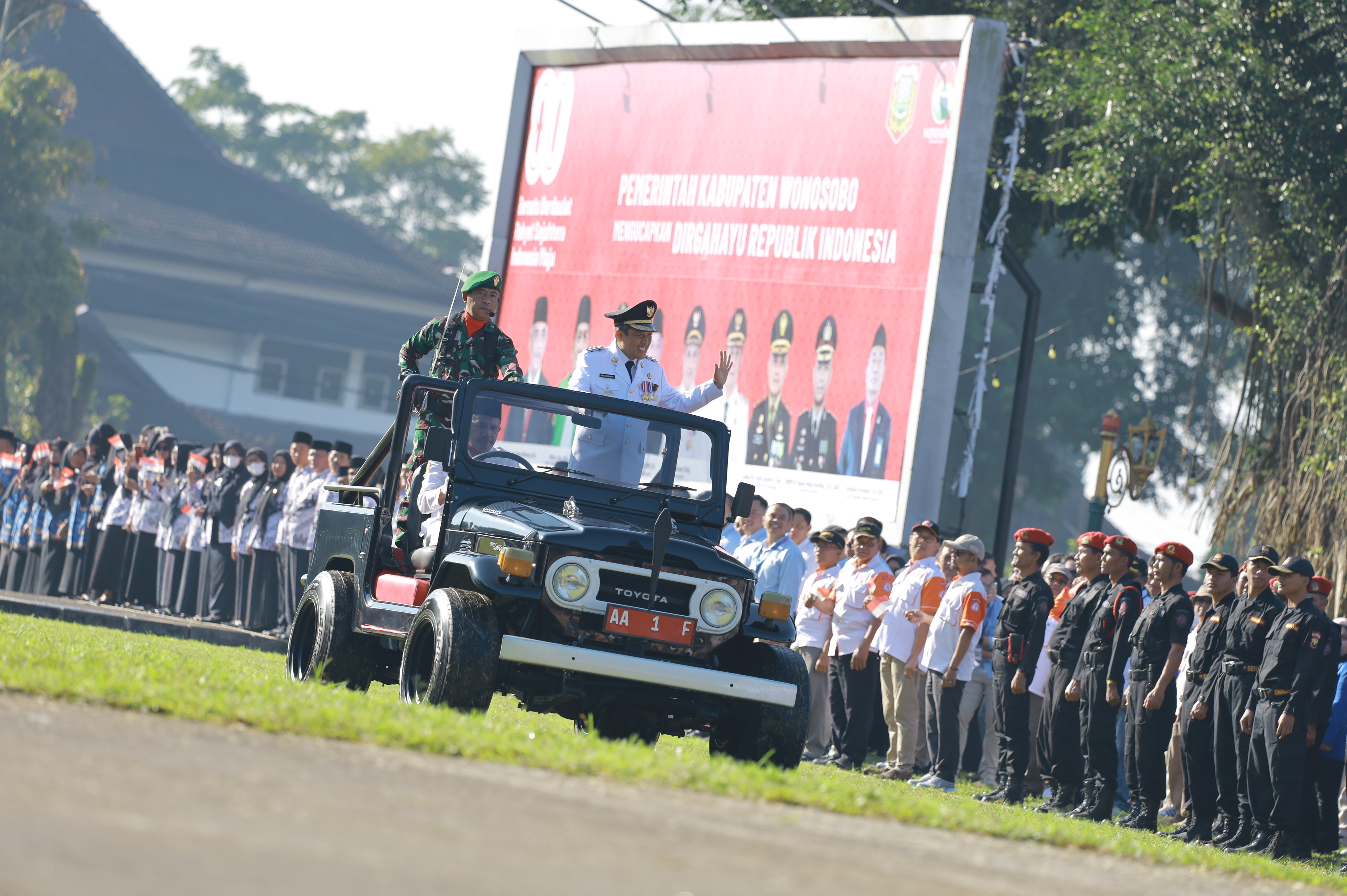 Bupati Wonosobo meninjau barisan dalam upacara HUT ke-80 RI di Alun-alun Wonosobo, Minggu (17/8/2025).
