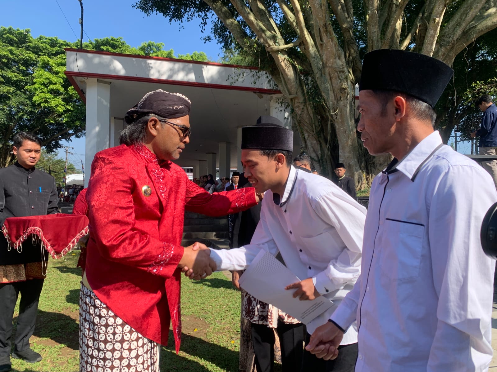 Bupati Temanggung Agus Setyawan memberikan SK remisi secara simbolis kepada warga binaan Rutan Kelas IIB Temanggung dalam upacara HUT ke-80 Proklamasi Kemerdekaan RI, Minggu (17/8/2025).