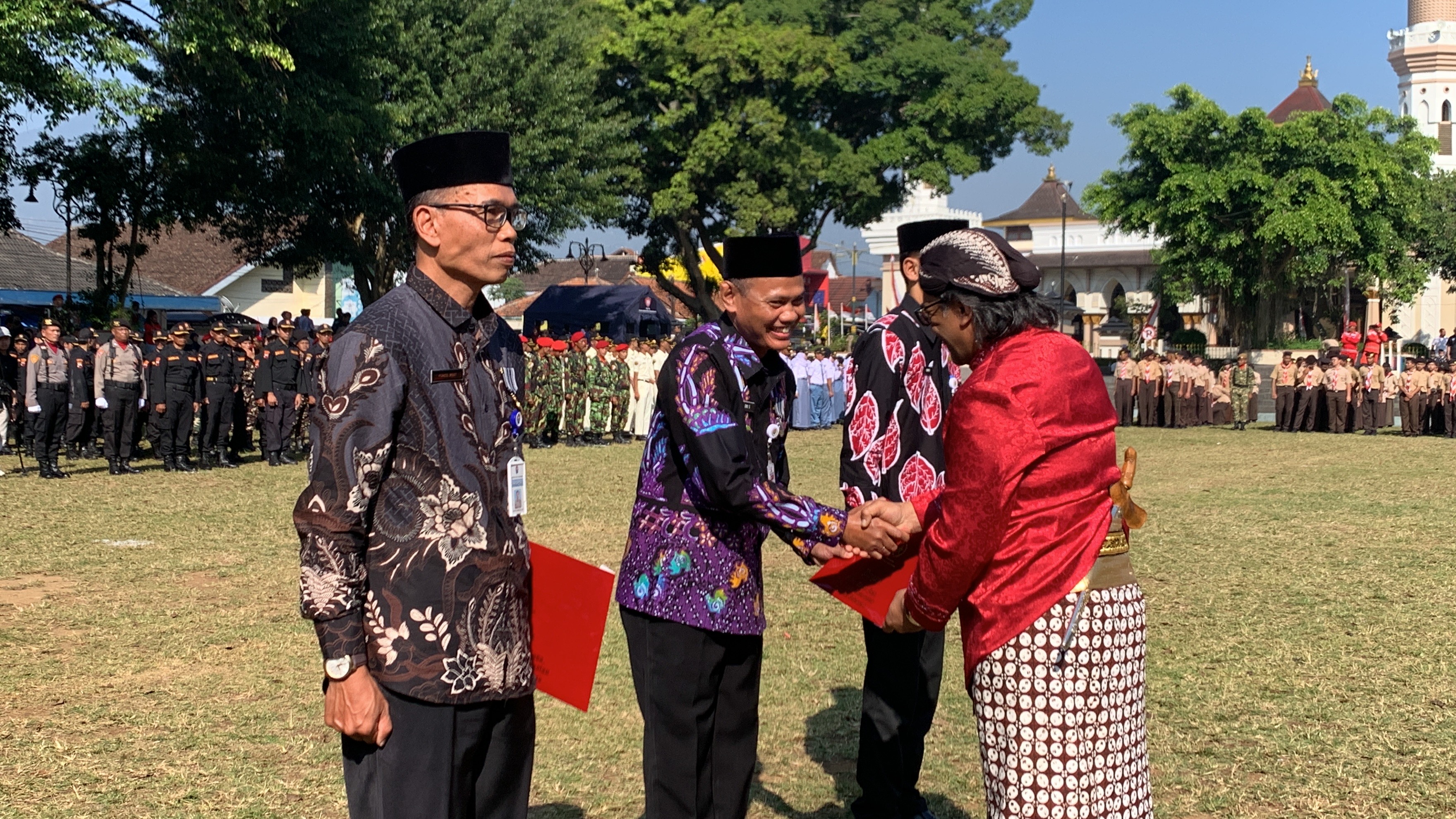 Bupati Temanggung Agus Setyawan memberikan Satya Lencana sebagai penghargaan kepada ASN yang telah mengabdi puluhan tahun.