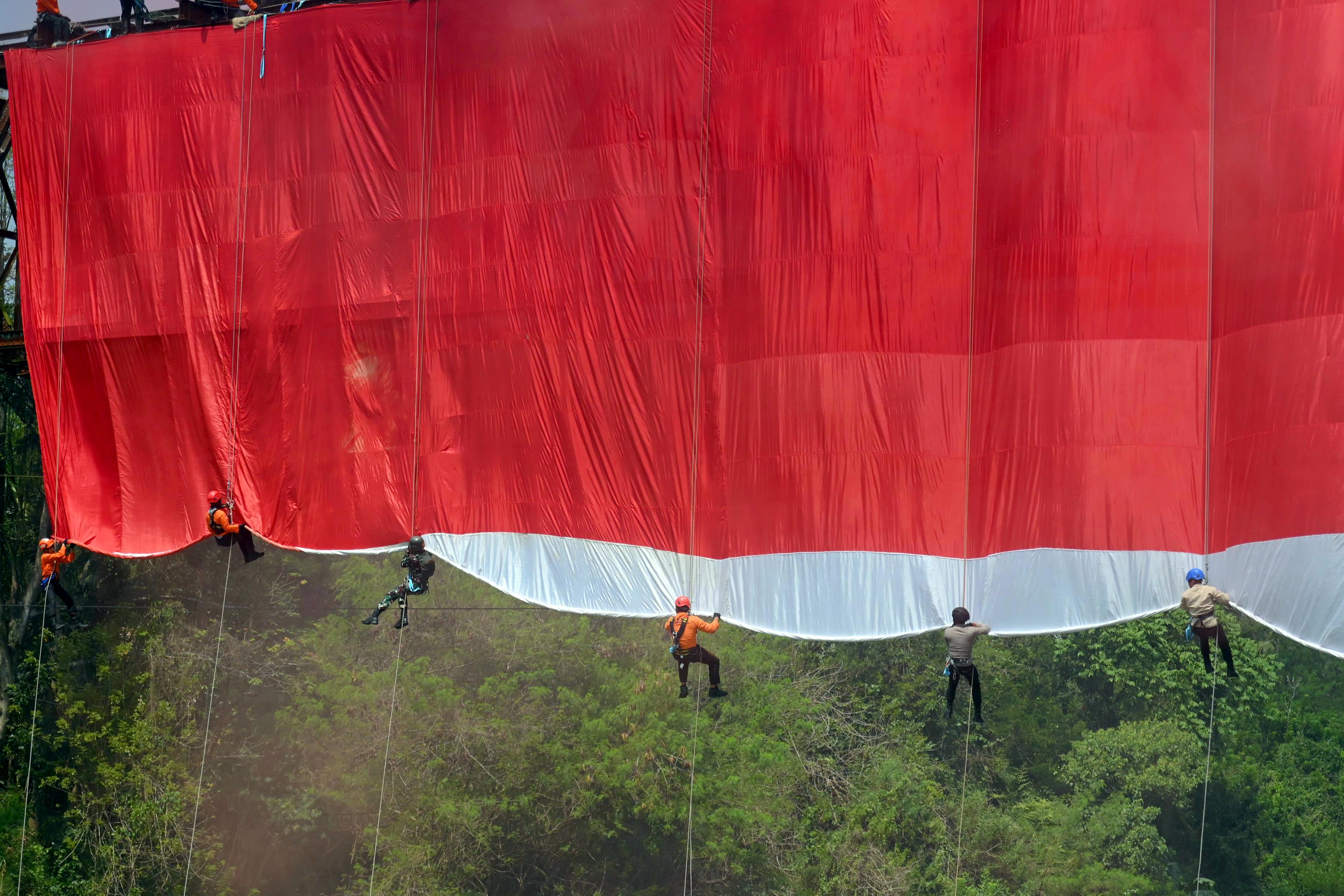 Bendera raksasa ukuran 30 x 20 meter berkibar di Kali Progo, pada Minggu (17/8/2025) yang dilakukan oleh relawan, SAR BPBD, TNI/Polri.