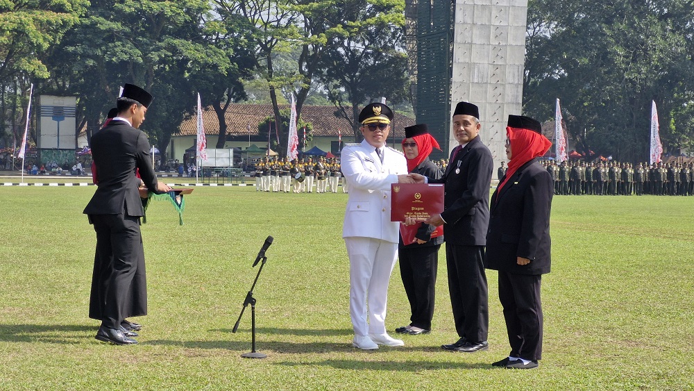 Wali Kota Magelang Damar menjadi inspektur upacara peringatan HUT ke-80 RI, di Lapangan Rindam IV/Diponegoro, Minggu (17/8/2025).  &nbsp;