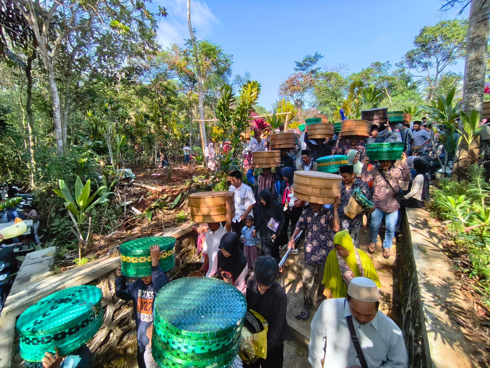 Tradisi saparan di Desa Ngropoh, Kranggan, Temanggung berlangsung meriah.
