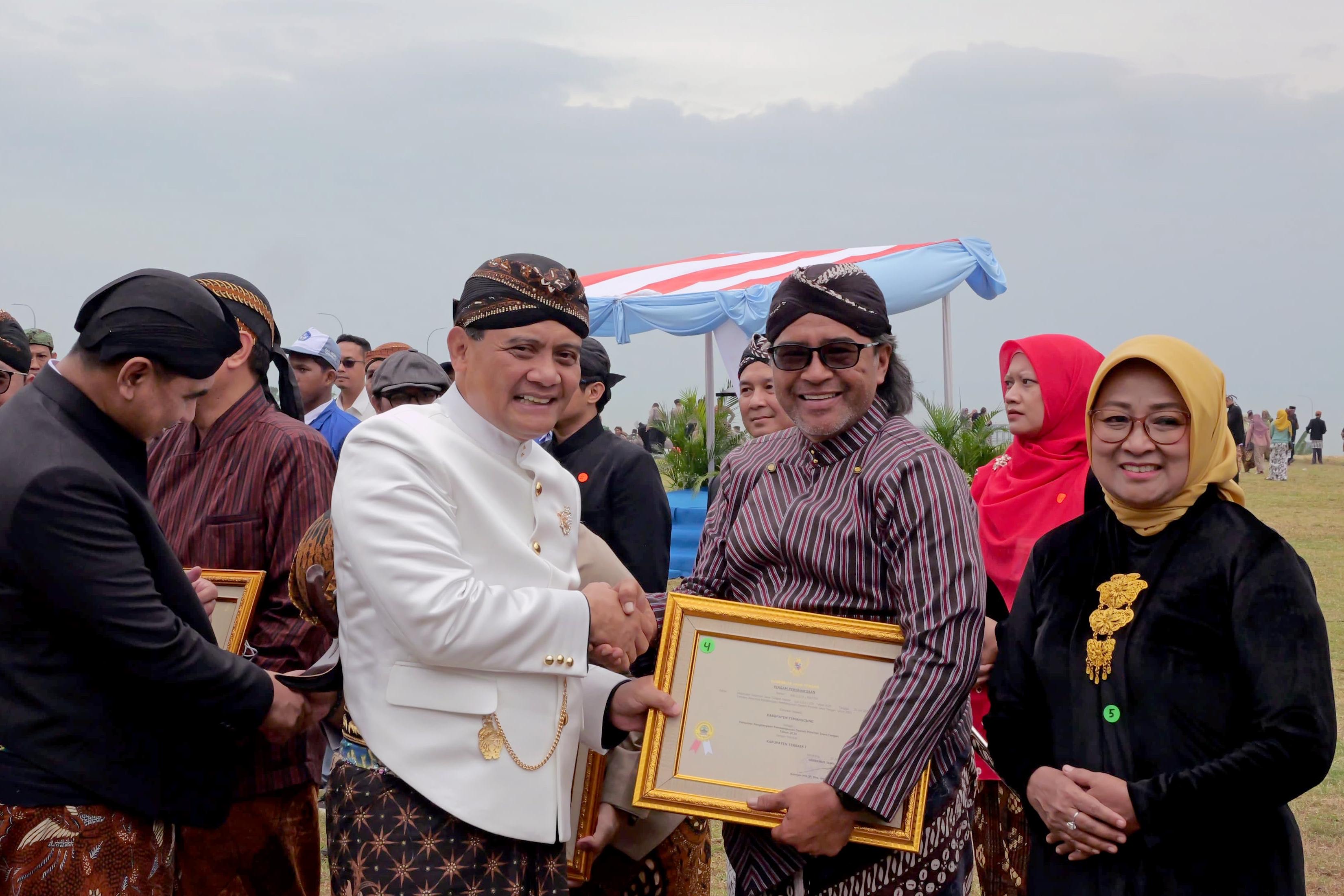 Bupati Temanggung Agus Setyawan saat menerima penghargaan sebagai Kabupaten Terbaik I dalam perencanaan Pembangunan Daerah Provinsi Jawa Tengah, Selasa (19/8/2025) dari Gubernur Jawa Tengah.