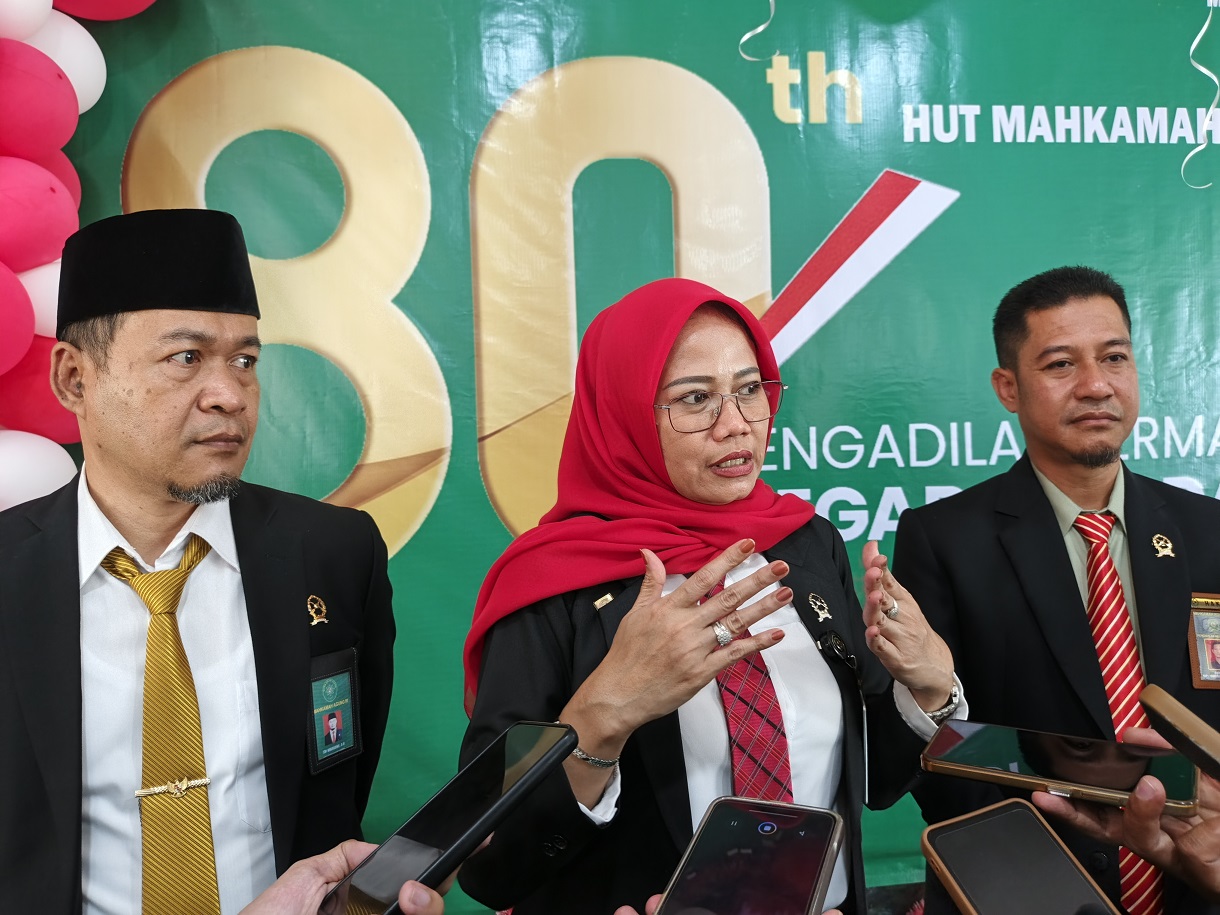 Ketua PN Mungkid Ita Widyaningsih (tengah) usai perayaan HUT ke-80 Mahkamah RI, Selasa (19/8/2025).