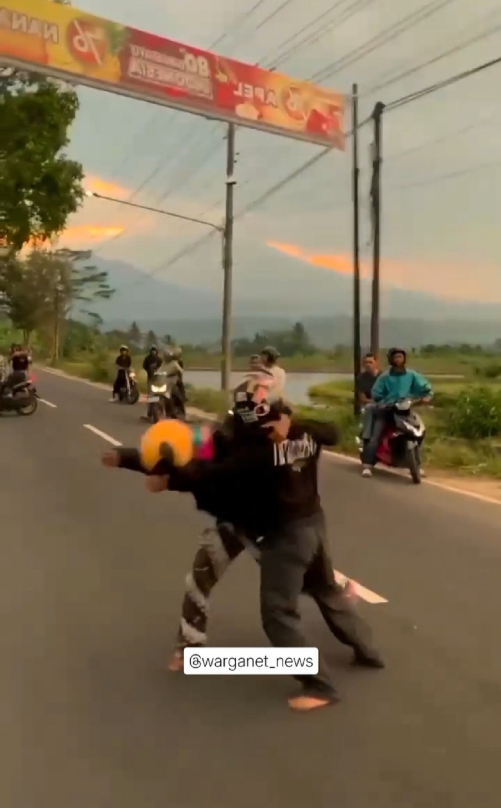 Tangkapan layar dari video kasus tawuran yang terjadi di Jalan Payaman-Kalibening Magelang, Senin (18/8/2025).  &nbsp;