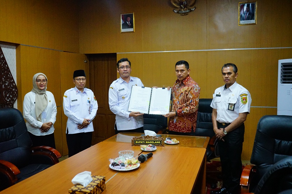 Bupati Magelang Grengseng Pamuji, Ketua DPRD Sakir dan Sekda Adi Waryanto saat penetapan Perda RPJMD di Ruang Rapat Bupati, Rabu (20/8/2025).