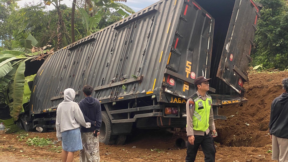 Truk boks bermuatan susu kemasan mengalami kecelakaan di jalan umum Salatiga-Magelang.