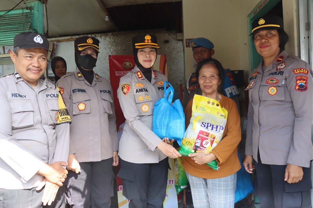 Kapolres Magelang Kota AKBP Anita Indah Setyaningrum membagikan paket sembako kepada warga Kampung Semplon, Kelurahan Kemirirejo, Magelang Tengah.