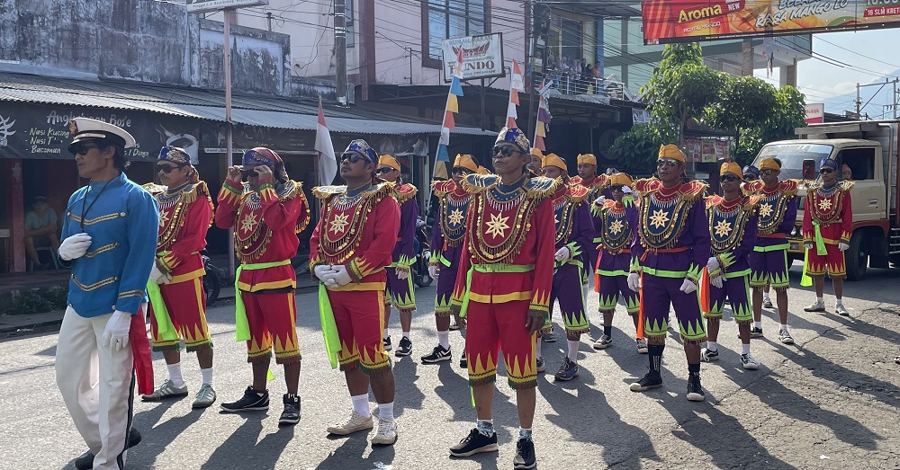 Peserta Parade Kesenian Kecamatan Grabag saat pawai menuju lokasi acara.