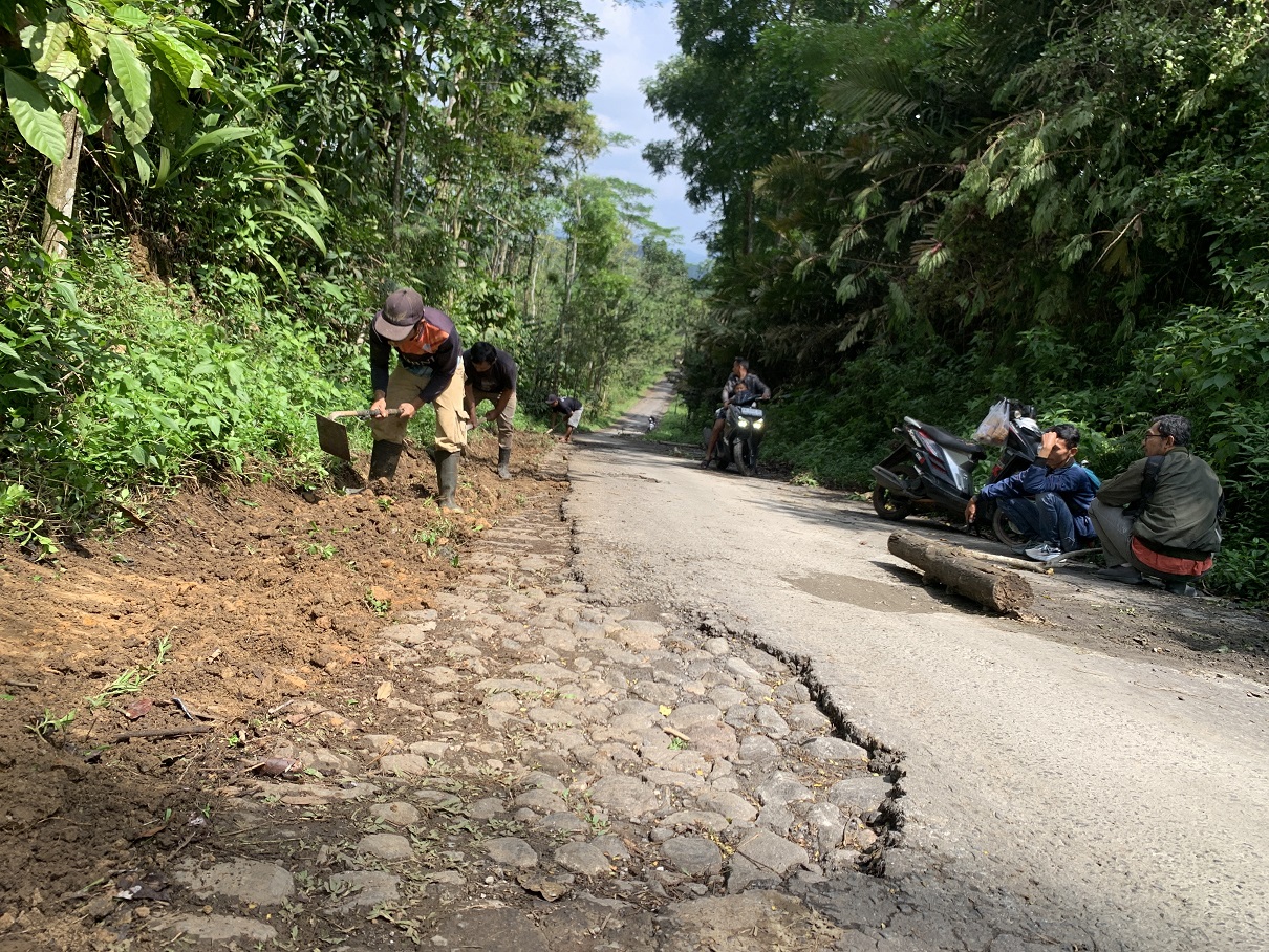 Warga Tlogopucang, Kandangan, kerja bakti menambal jalan, Kamis (21/8/2025).