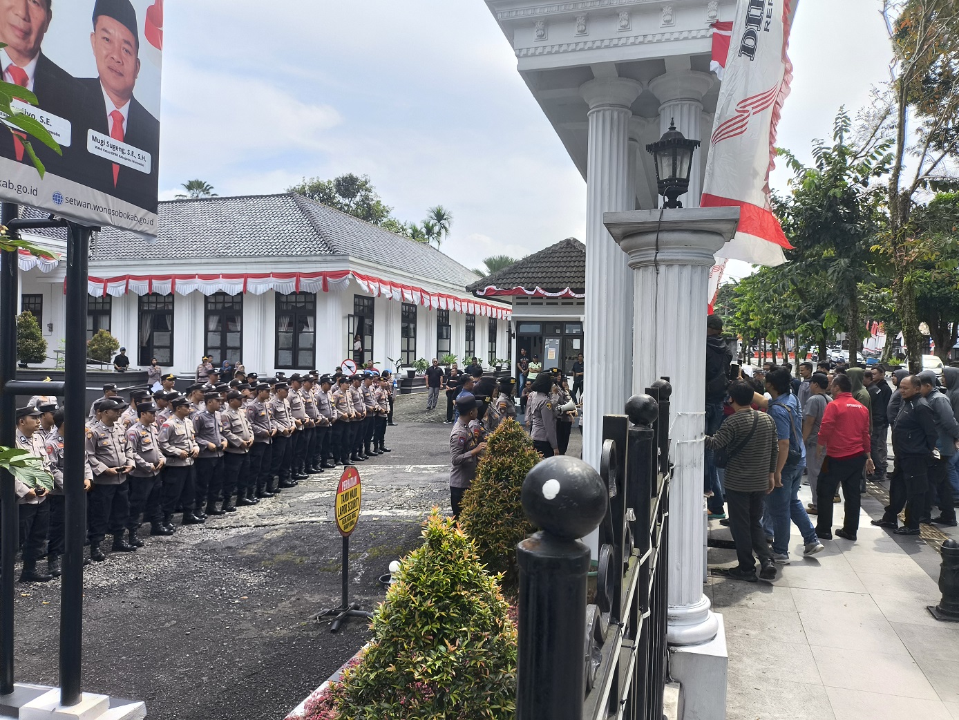 Simulasi pengamanan massa yang diadakan Polres Wonosobo di kantor DPRD Wonosobo, Jumat (22/8/2025).