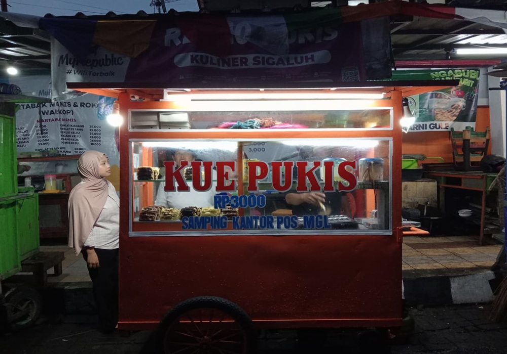 Tampak depan gerobak usaha kue pukis di Jl. Sigaluh