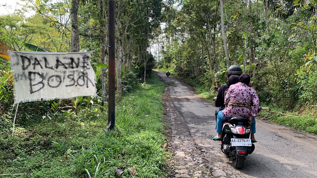 Kondisi jalan rusak di Tlogopucang, Kandangan, yang sedang diperbaiki warga secara swadaya.