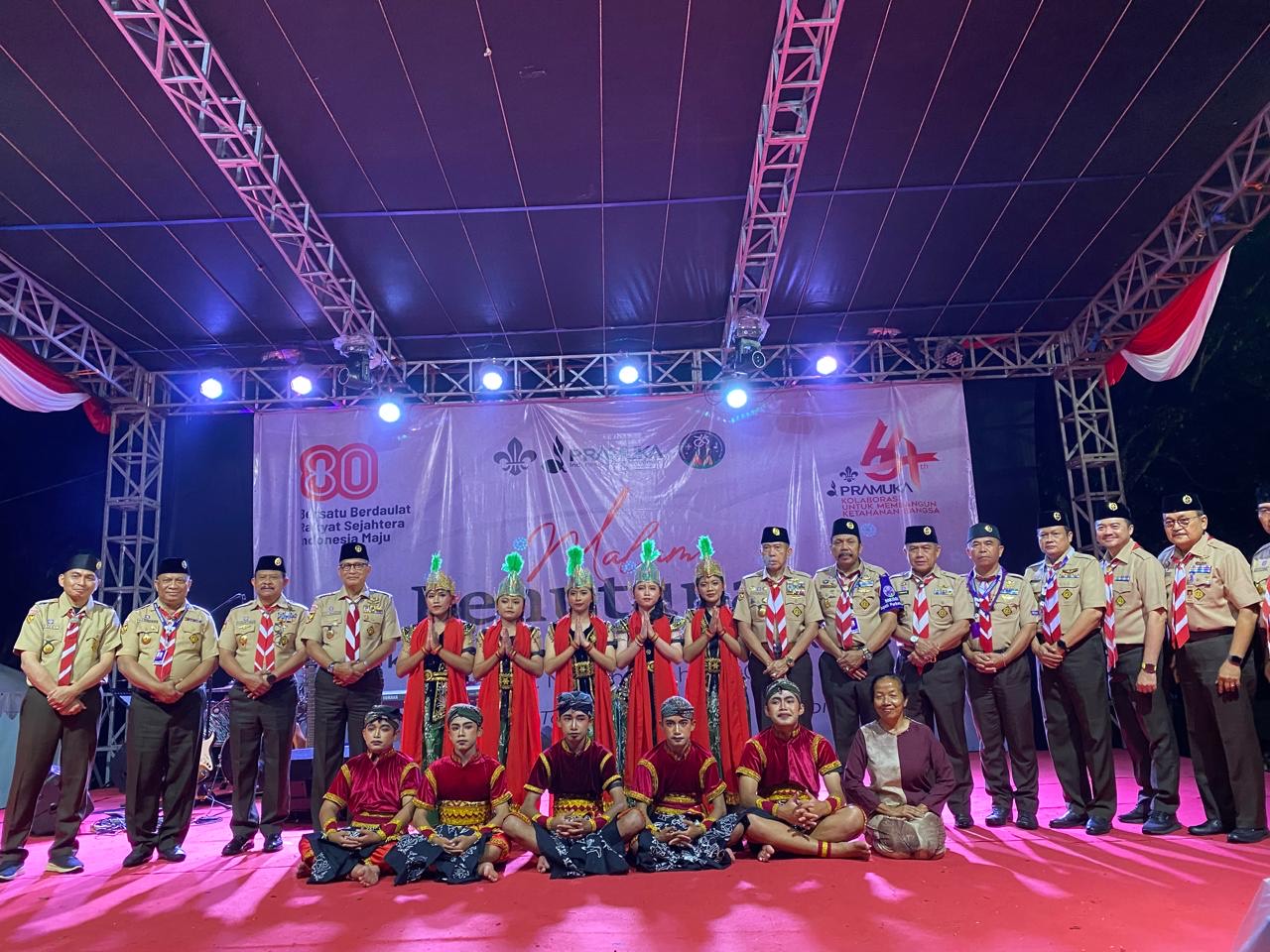 Siswa tuli dari SLB/B Dena Upakara dan SLB/B Karya Bakti usai tampil dalam penutupan Perkemahan Pramuka Berkebutuhan Khusus Nasional di Cibubur, Selasa (18/8/2025).