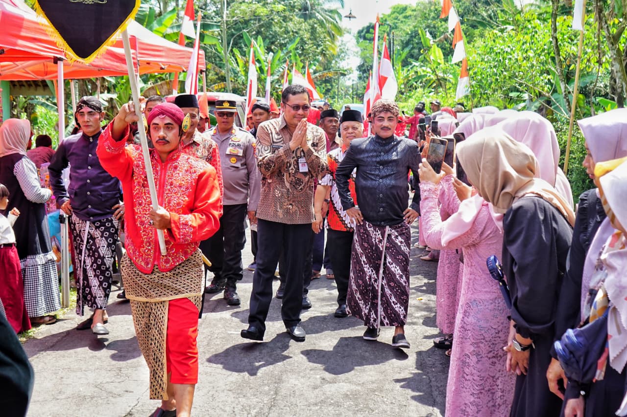 Bupati Magelang Grengseng Pamuji saat menghadiri acara saparan sedekah bumi di Desa Soroyudan, Kecamatan Tegalrejo.