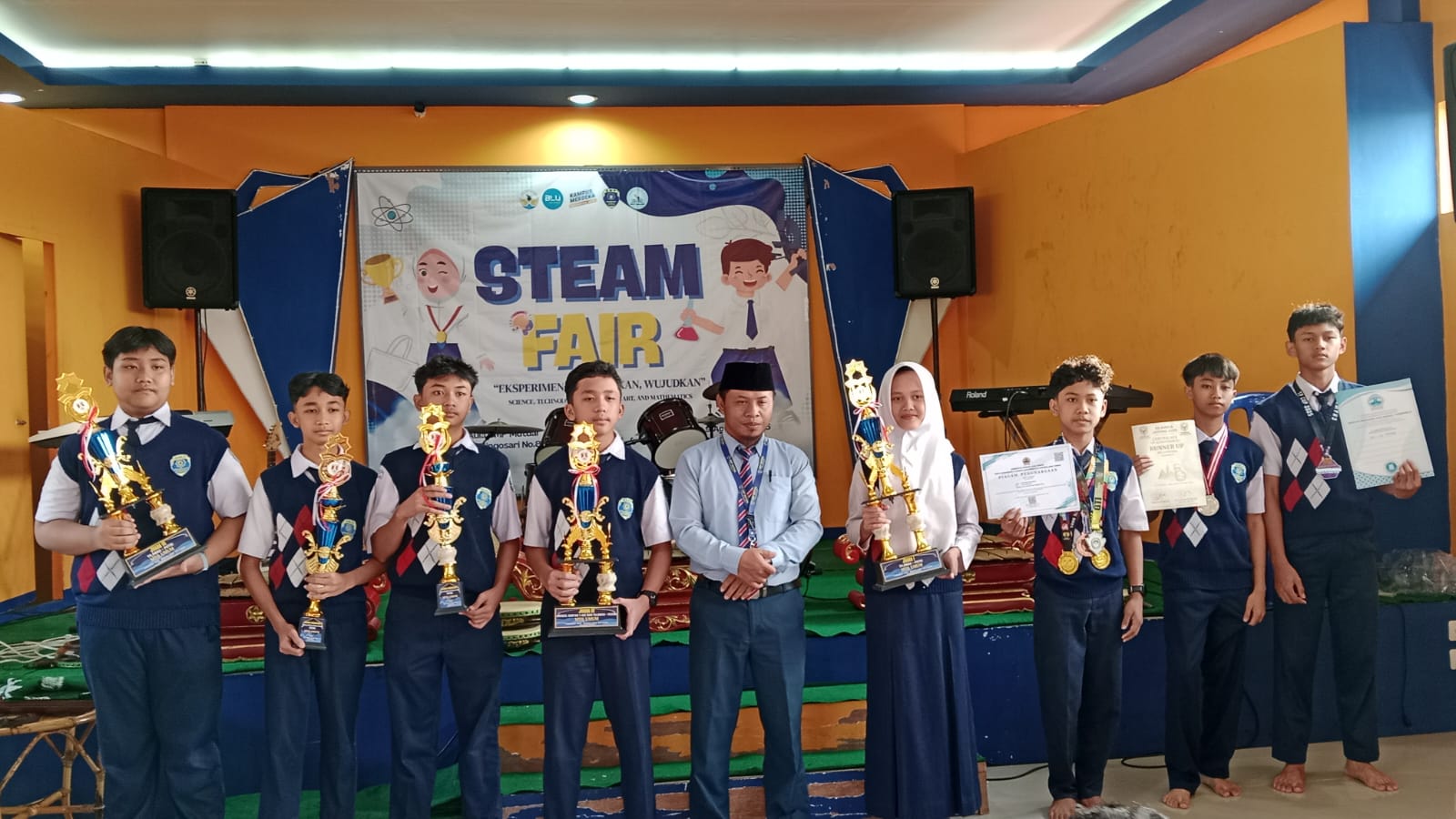 Kepala SMP Mutual Wasiun saat penyerahan apresiasi yang dikemas dengan "Awarding Siswa".