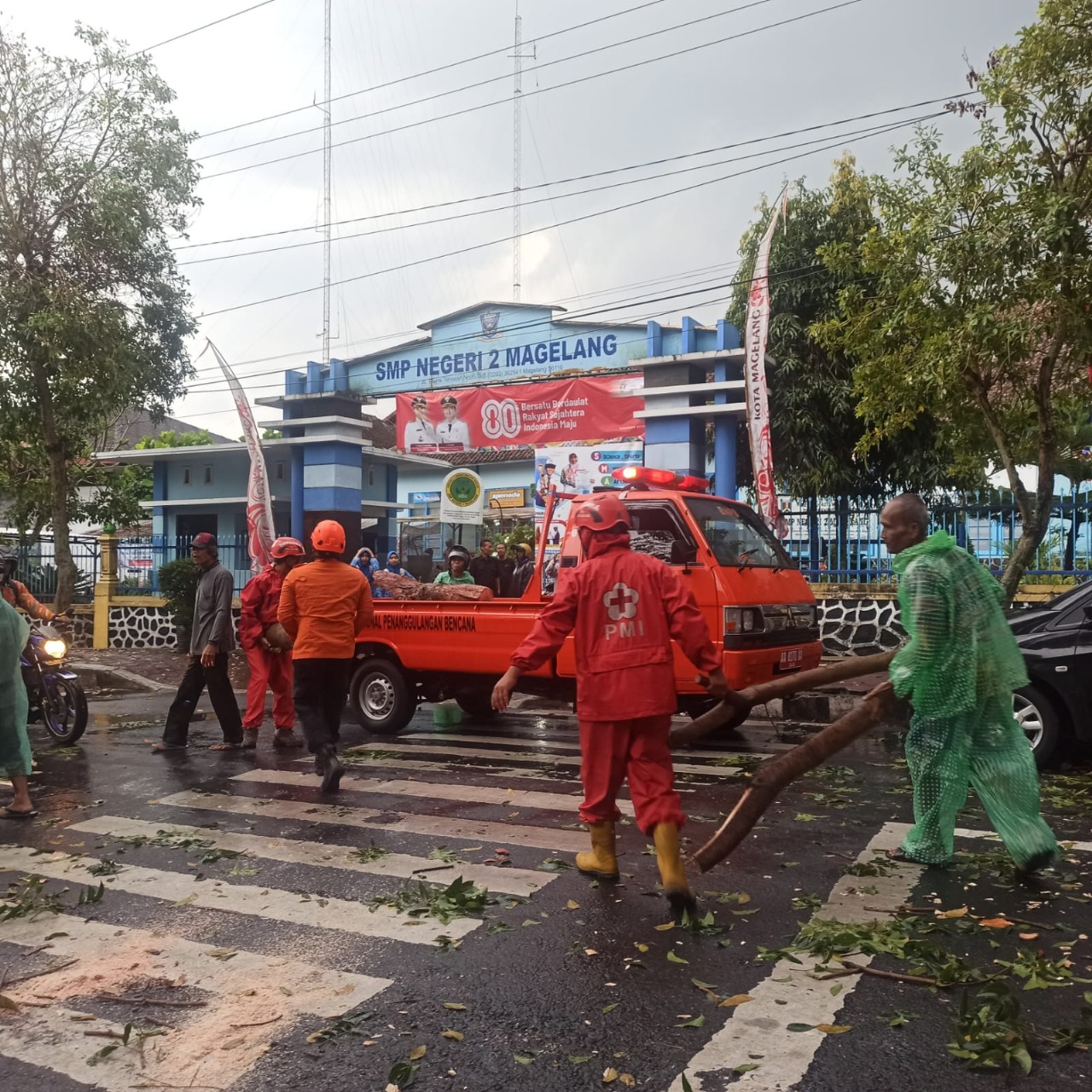 Tim relawan gabungan melakukan evakuasi pohon tumbang di depan SMPN 2 Kota Magelang, Kamis (21/8/2025).