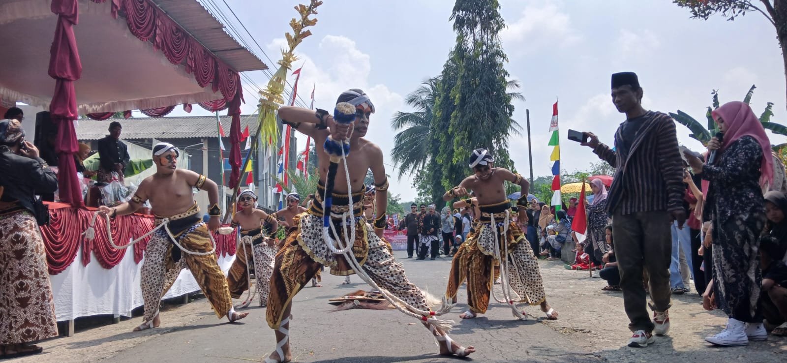 Anak-anak Perumahan Griya Asri 2 menampilkan tari warokan dalam karnaval Desa Ngabean, Kecamatan Secang, Kabupaten Magelang, Minggu (24/8/2025).