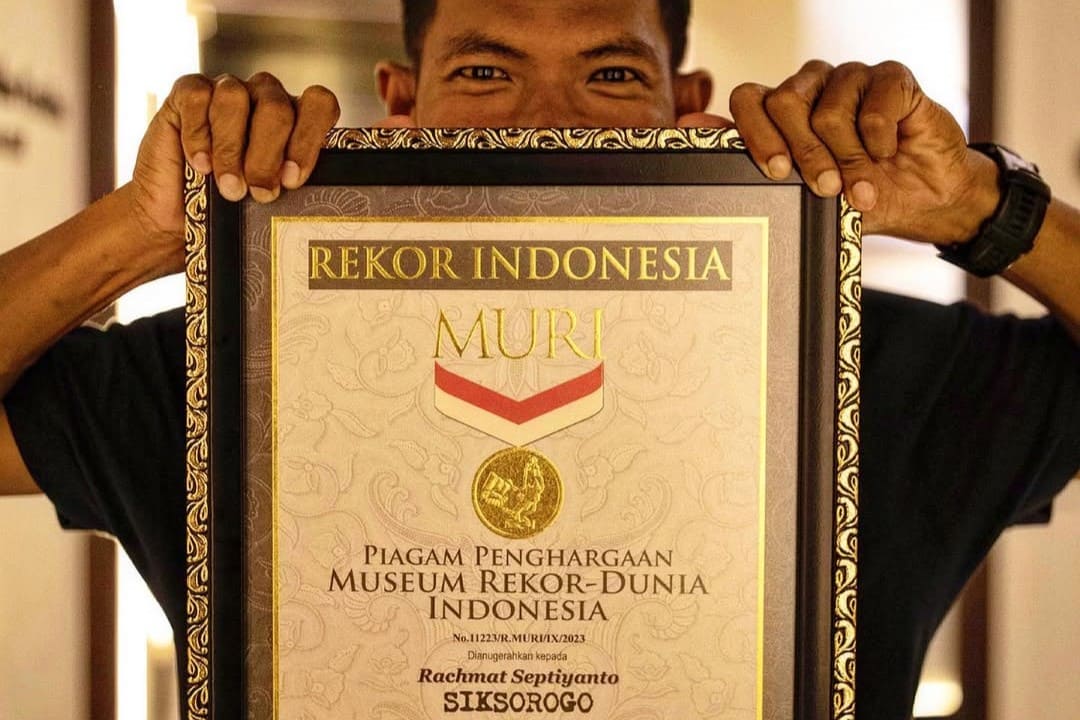 Rachmat Septiyanto berhasil meraih rekor muri setelah berlari  melintasi seven summit Jawa Tengah sejauh 500 kilometer