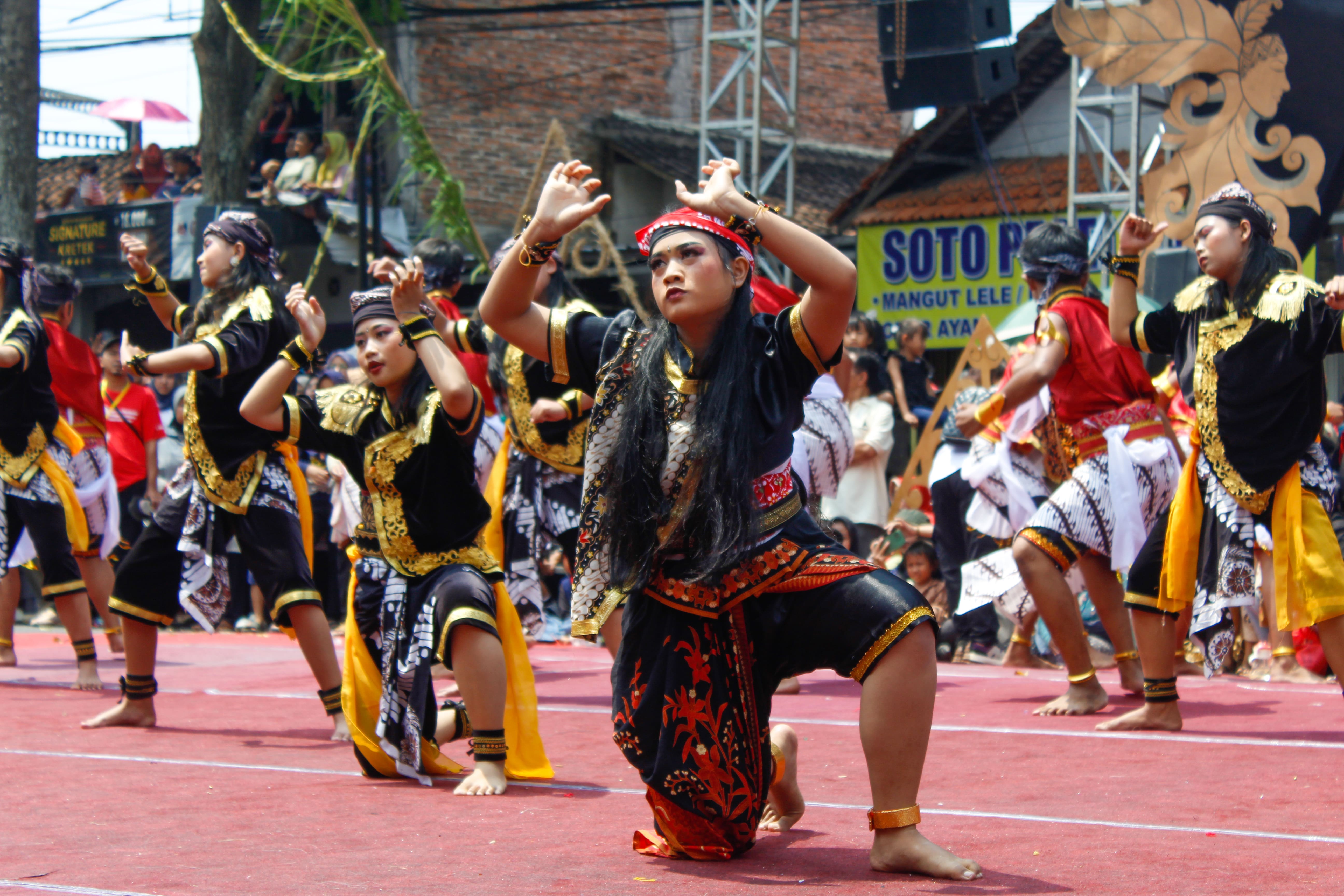 Peserta acara Parade Gebyar Seni Budaya 2025 Kota Mungkid menampilkan kesenian tari tradisional sebagai bentuk melestarikan serta mewariskan budaya lokal
