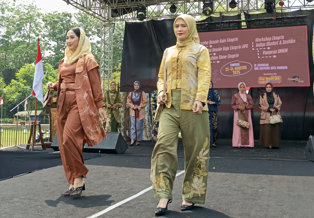 Istri Bupati Magelang Dian Grengseng Pamuji dan istri Wakil Bupati Yudi Irawati Sahid berlenggak-lenggok bak seorang model saat fashion show busana ecoprint, Minggu (24/8/2025)