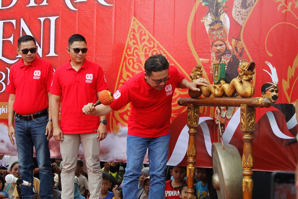 Bupati Magelang Grengseng Pamuji memukul gong saat pembukaan Parade Gebyar Seni Budaya 2025