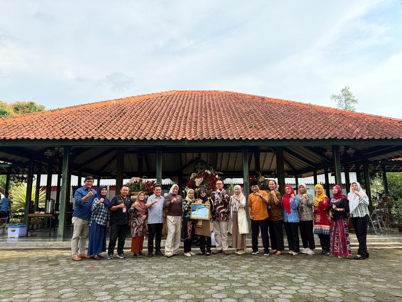 Bupati Wonosobo Afif Nurhidayat bersama tim Rumah DataKu Desa Maduretno Kecamatan Kalikajar yang meraih juara nasional.