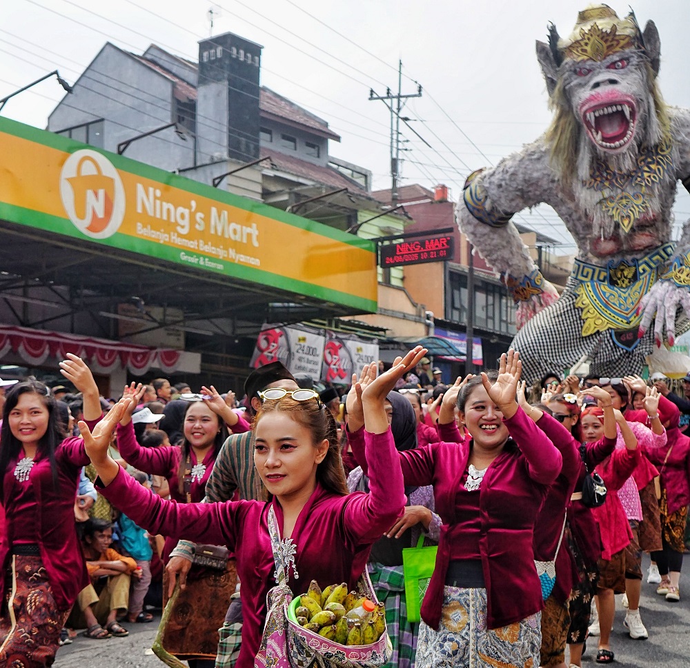 Pemerintah Desa Kaponan, Kecamatan Pakis, Kabupaten Magelang menggelar acara kirab budaya dan karnaval yang diselenggarakan dengan sangat meriah di halaman depan Kantor Balai Desa Kaponan
